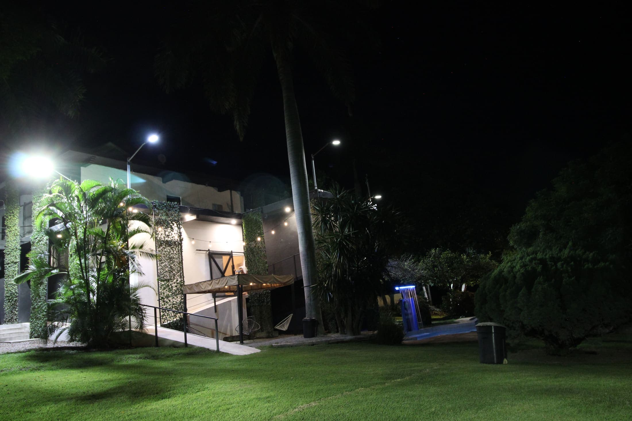 Aldea de noche, jardín iluminado