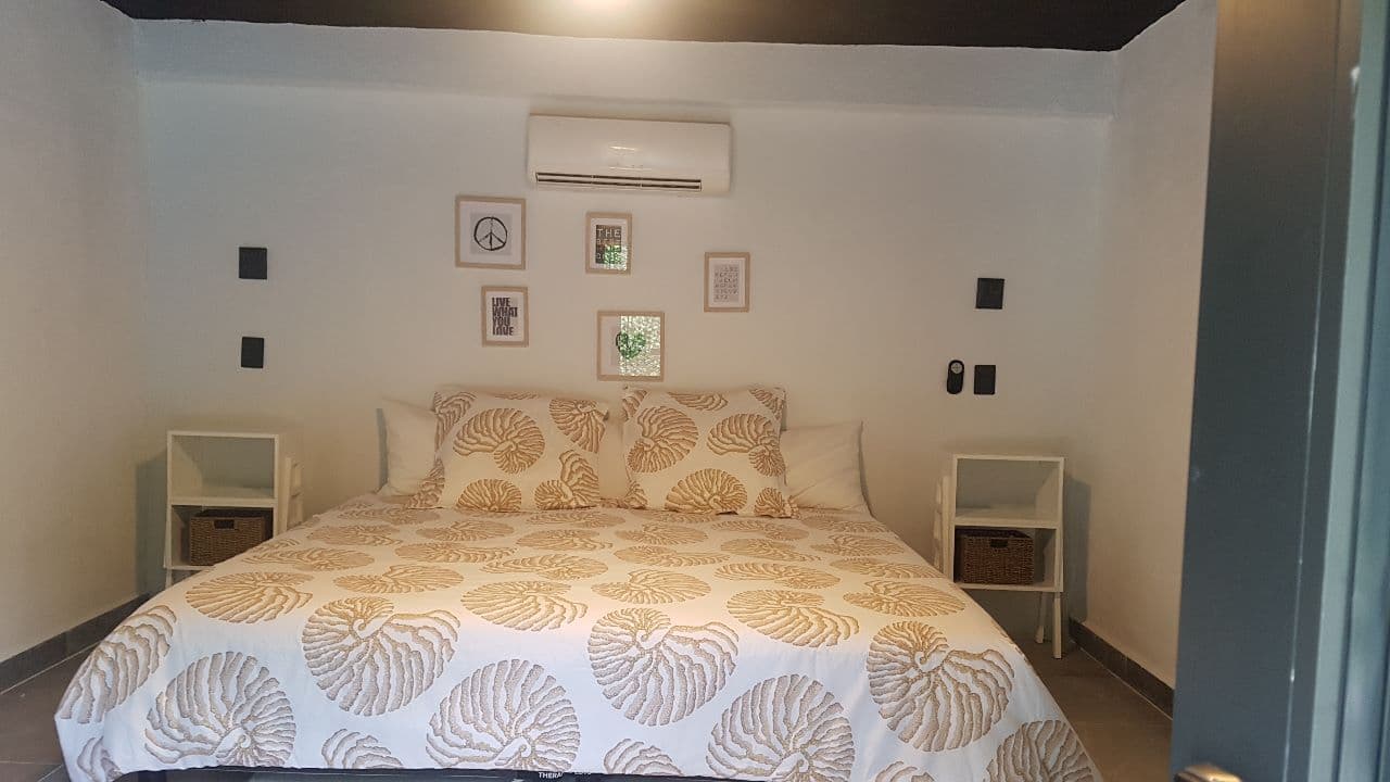 Habitación Acacias: cama king size, aire acondicionado