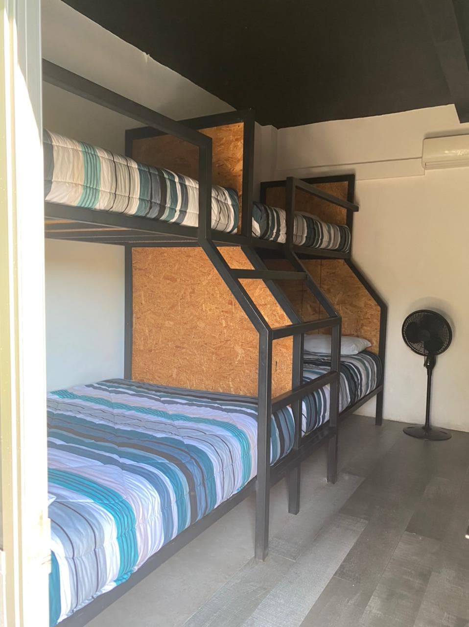 Habitación Amates, literas industriales con aire acondicionado