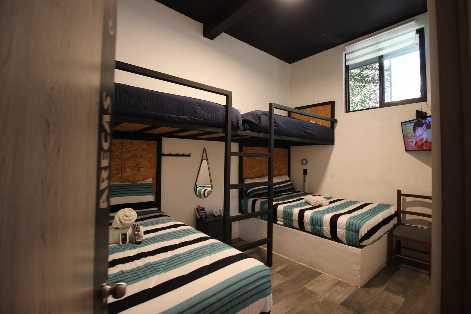 Habitación Arecas, literas de estilo industrial con ventilador
