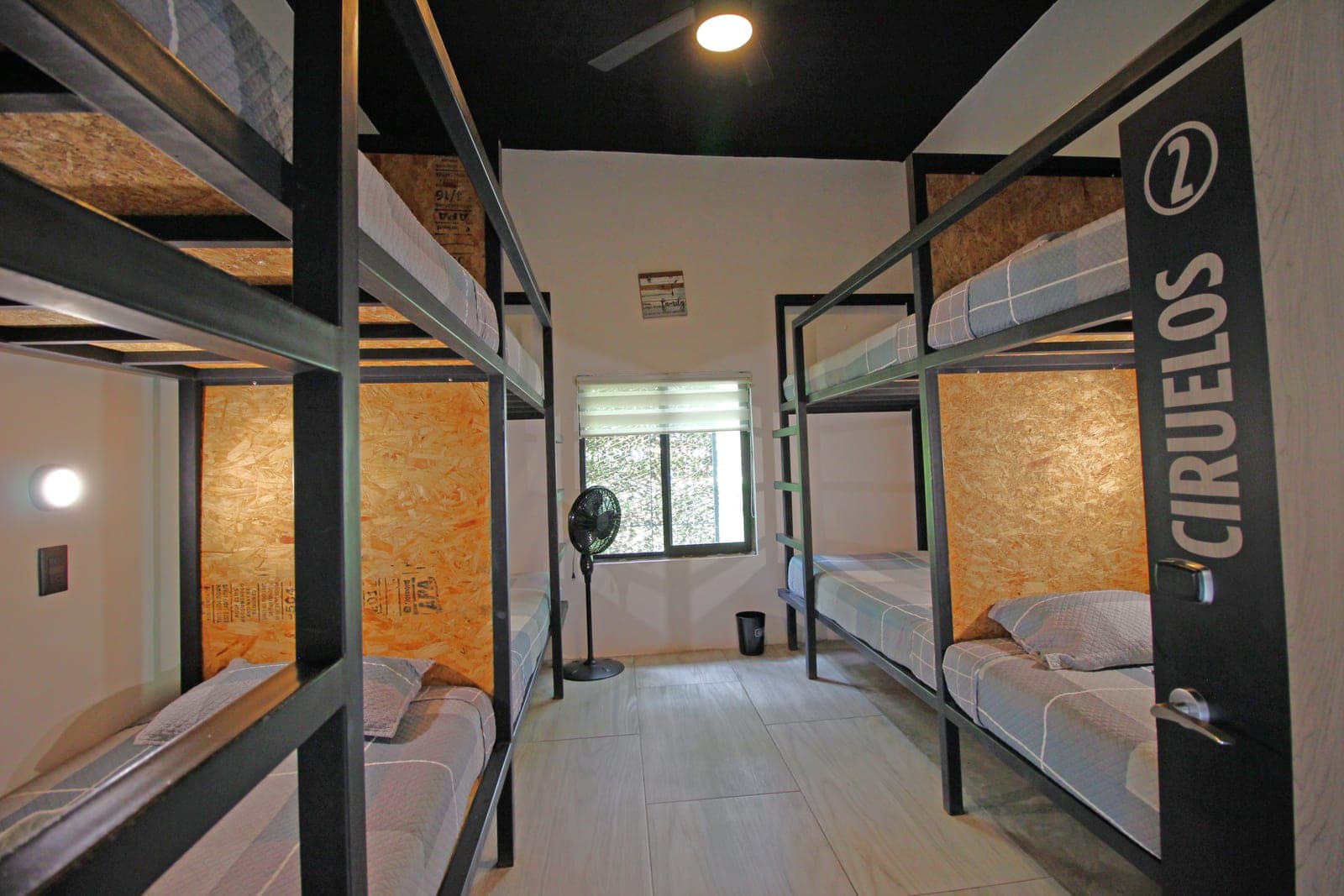 Habitación Ciruelos, 4 literas estilo industrial