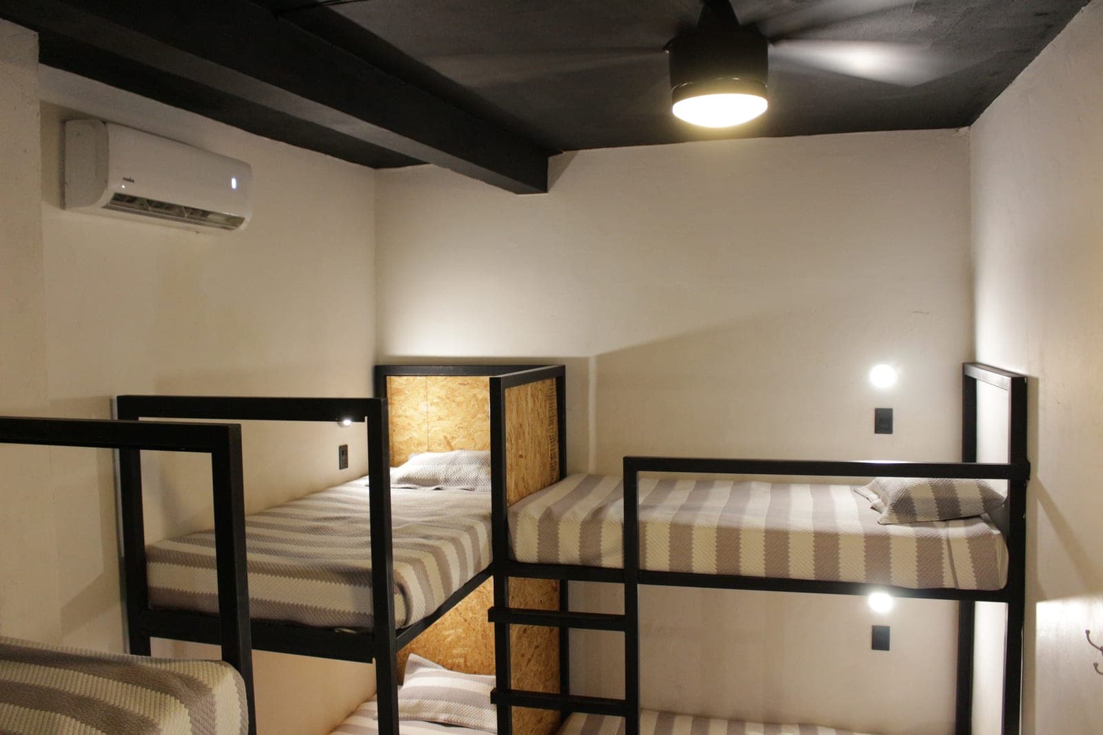 Habitación Naranjos, literas industriales con aire acondicionado
